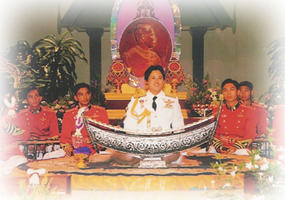 ทรงดนตรีไทยร่วมกับคณะนักเรียนนายร้อยพระจุลจอมเกล้า